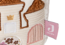 Detailopname van Jollein activiteitenkubus Flower Fairies met borduursel van kasteel, ideaal als sensorisch baby speelgoed.