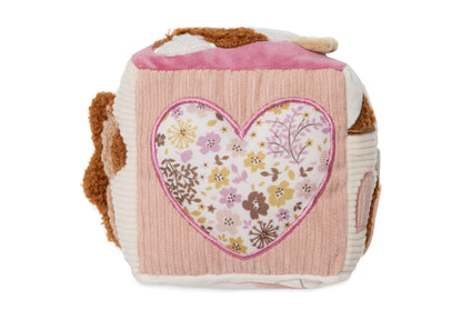 Educatieve Jollein activiteitenkubus met hartje in bloemetjesprint, ideaal sensorisch speelgoed voor baby’s en peuters.