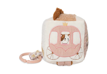 Zachte Jollein activiteitenkubus met geborduurde koets en kat, educatief speelgoed met rijke details.