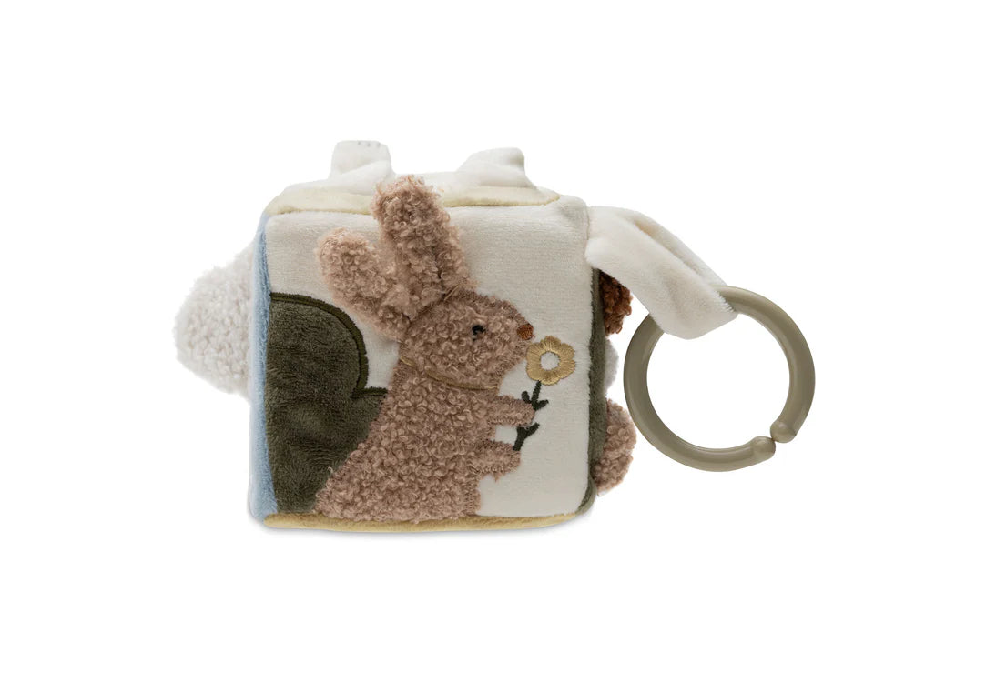 Zachte kubus van Jollein met geborduurd konijntje en bloemen, perfect als sensorisch en educatief speelgoed.