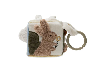 Zachte kubus van Jollein met geborduurd konijntje en bloemen, perfect als sensorisch en educatief speelgoed.