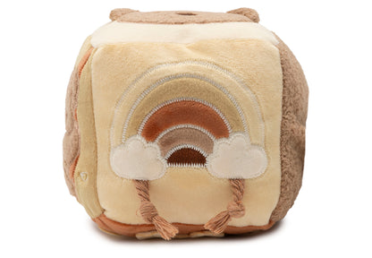 Detailfoto Jollein activiteitenkubus met geborduurde regenboog en wolken, zacht pluche educatief speelgoed baby.