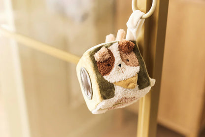 Jollein activiteitenkubus Tiny Park met pluche hondje hangt aan deurklink, ideaal sensorisch speelgoed voor baby’s.