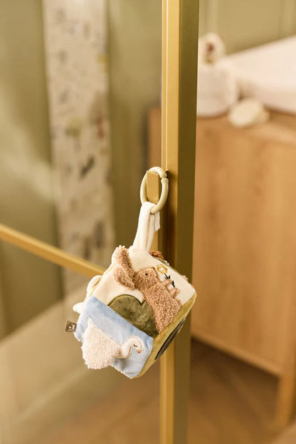 Educatieve Jollein activiteitenkubus Tiny Park bevestigd aan een deur, praktisch sensorisch speelgoed voor onderweg.