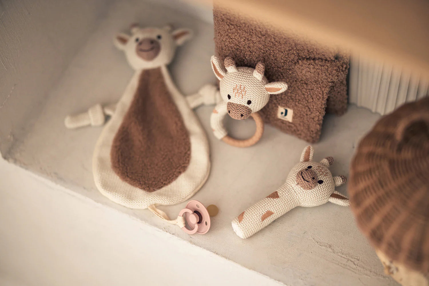 Jollein baby cadeau set met rammelaar Giraffe, speendoekje en knuffel in zachte aardetinten.