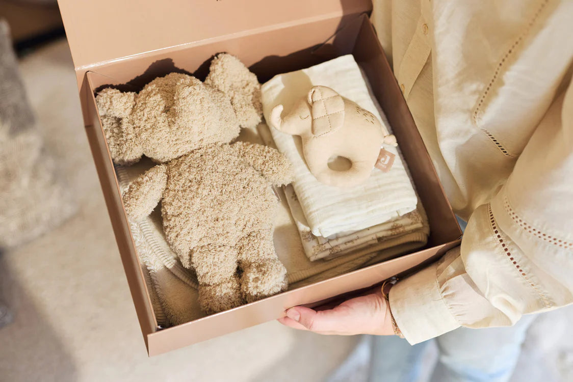 Luxe baby cadeau van Jollein met knuffel olifant, rammelaar en doekjes in een geschenkdoos, perfect als kraamcadeau.
