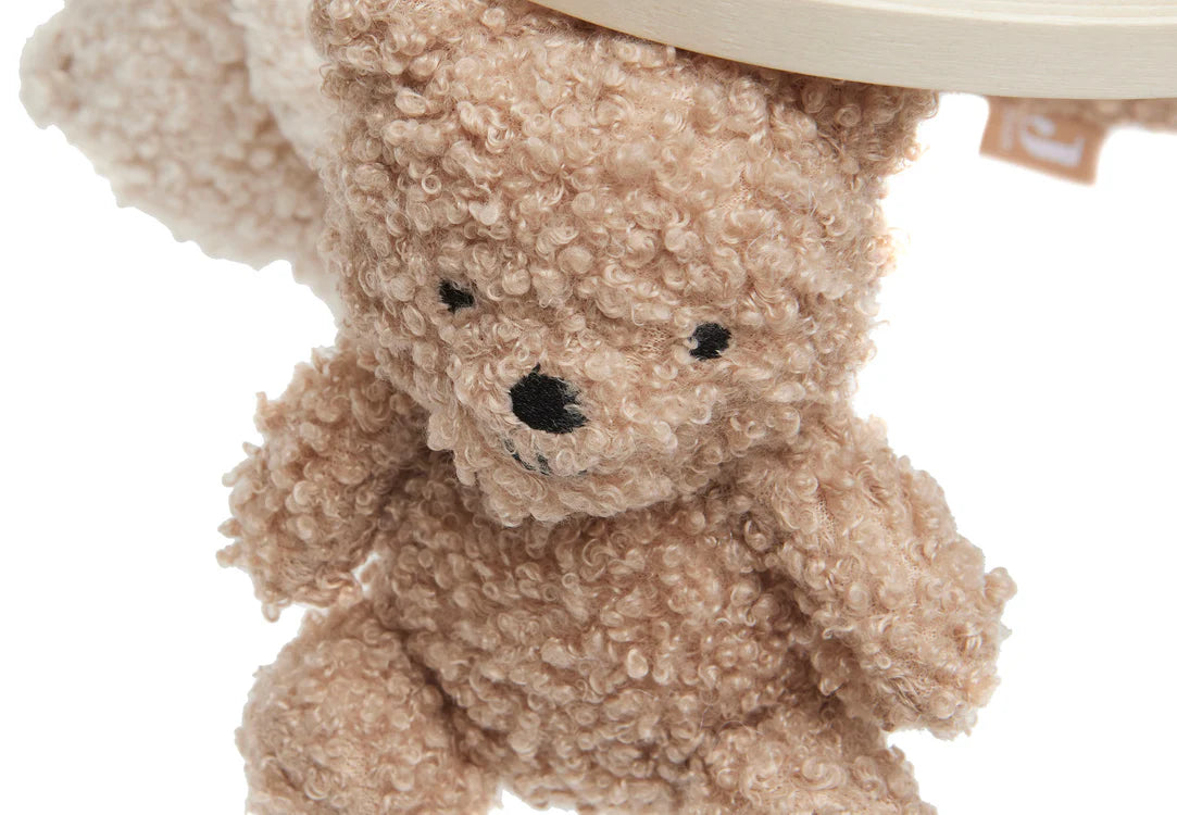 productfoto van een Jollein baby mobiel, ook boxmobiel genoemd, close-up van lichtbruine teddybeer knuffel.