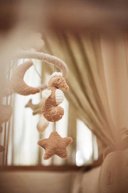 Detail van Jollein Baby Mobiel Deepsea met ster en zeepaardje, ideaal als baby cadeau of kraamcadeau.