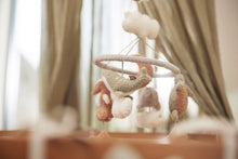 Baby Mobiel Deepsea van Jollein met walvis en schildpad, sfeervol opgehangen boven babybedje.