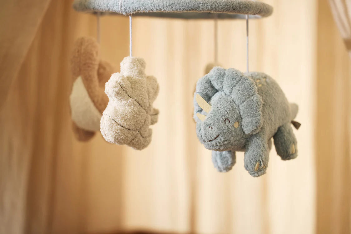 Sfeervolle setting met Jollein Baby Mobiel Roarsome boven wieg, met zachte dinosaurusfiguren als sensorisch baby speelgoed.