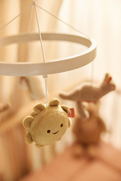 Jollein baby mobiel Roarsome close-up sfeerbeeld: pluche zon karakter hangt aan witte ring boven wieg, baby speelgoe