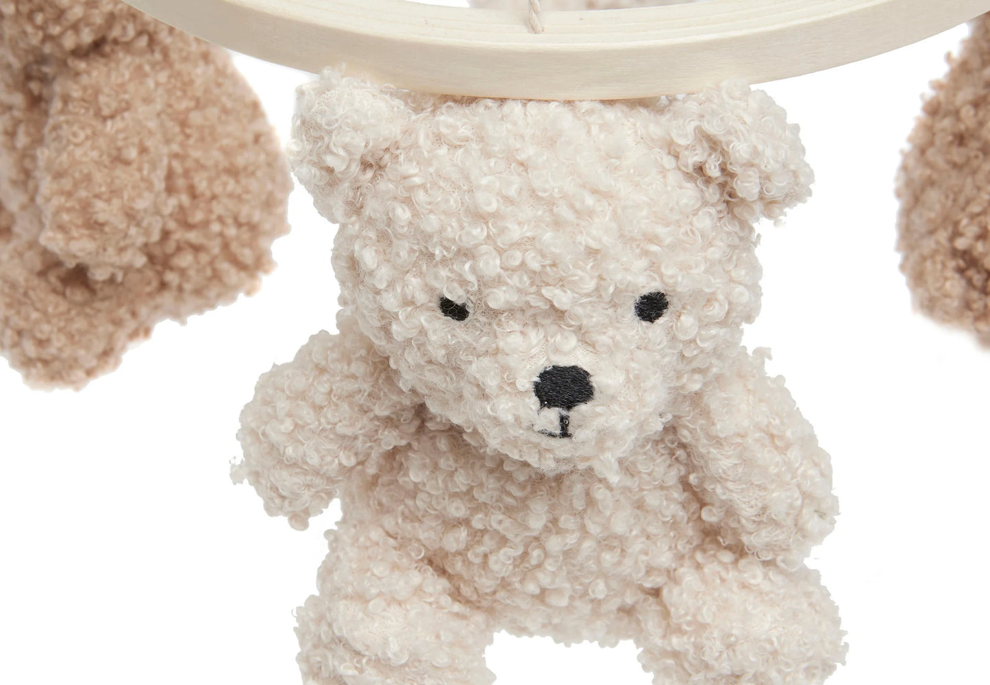 productfoto van een Jollein baby mobiel, ook boxmobiel genoemd, close-up van teddybeer knuffel in beige crèmekleur.