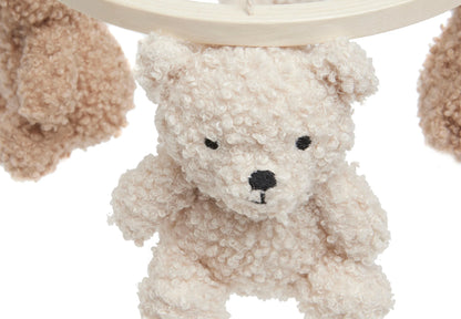 productfoto van een Jollein baby mobiel, ook boxmobiel genoemd, close-up van teddybeer knuffel in beige crèmekleur.