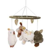 Complete Jollein Baby Mobiel Tiny Park met pluche figuren en groene ring, geschikt als kraamcadeau en sensorisch speelgoed.