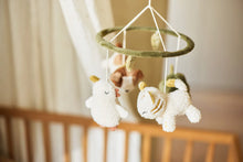 Close-up van Jollein Baby Mobiel Tiny Park met katje, kip en hondje in wieg, zacht sensorisch speelgoed voor baby’s.