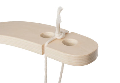 Detail van houten bevestiging van Jollein Baby Mobiel Tiny Park, gemaakt van licht hout met katoenen touw.