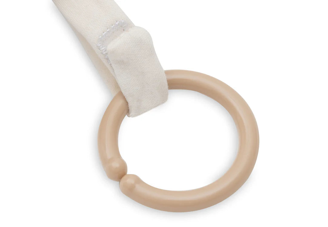 Detail van de zachte ring aan de Jollein activiteitenkubus Animal Friends, ideaal voor sensorisch spel.