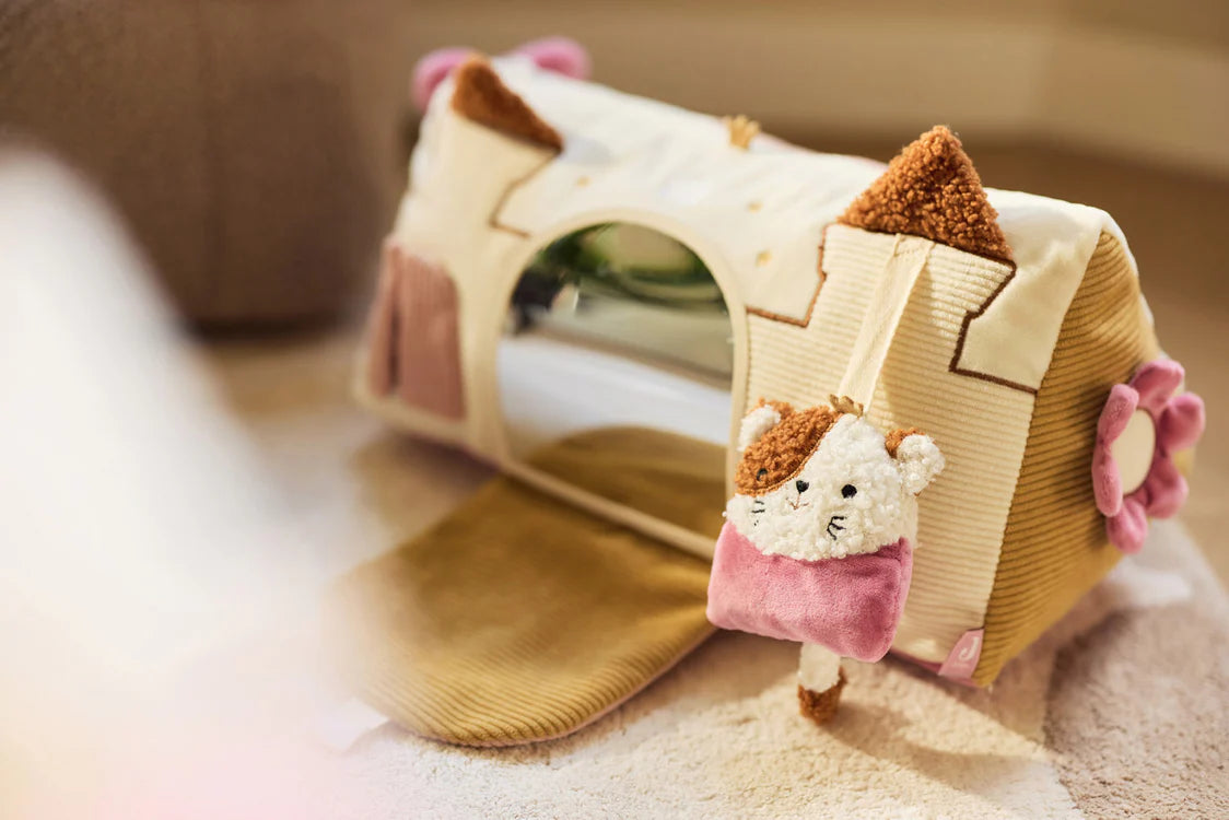 Baby speelgoed van Jollein met spiegel en knuffel aan de zijkant, onderdeel van de activiteiten driehoek Flower Fairies.