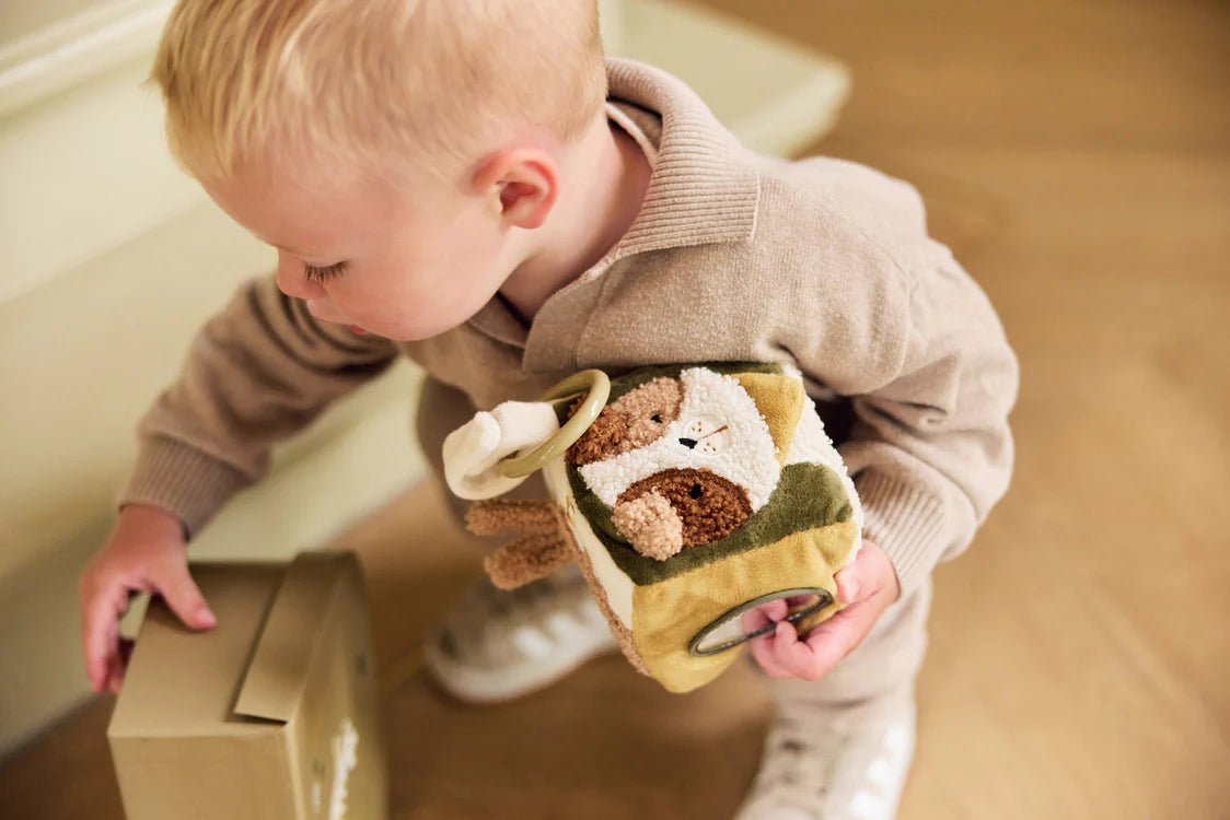 Kind speelt met de Jollein activiteitenkubus  Tiny Park met hondje, een leuk en zacht baby cadeau voor de eerste maanden.