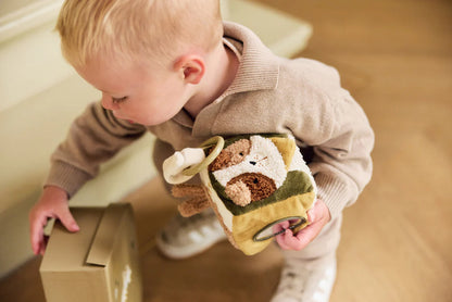 Kind speelt met de Jollein activiteitenkubus  Tiny Park met hondje, een leuk en zacht baby cadeau voor de eerste maanden.