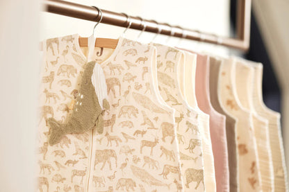 Speelse Jollein Speendoekje Deepsea Whale walvis aan slaapzak met dierenprint, perfect als baby cadeau.