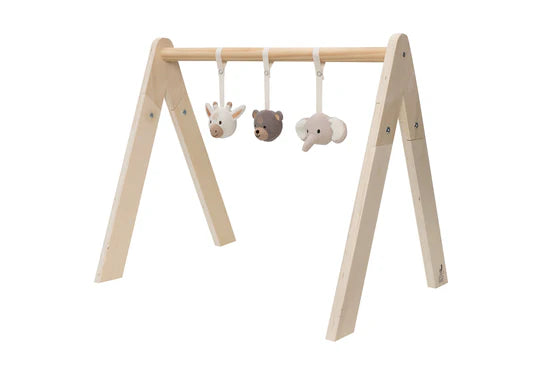 Jollein baby gym van stevig hout met gehaakte dierenfiguren, ook bekend als boxmobiel.