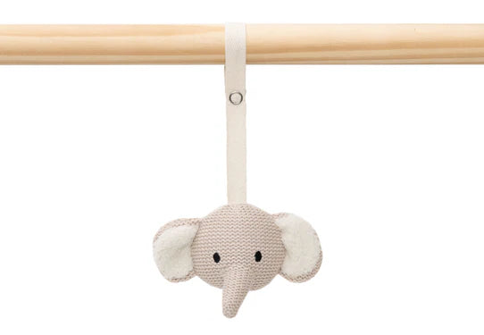 Houten Jollein baby gym (boxmobiel) met ingezoomde close-up van gehaakt olifant als knuffel.