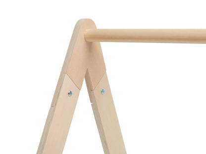 Close-up van scharnier van naturel Jollein babygym van hout, duurzaam baby speelgoed en ideaal baby cadeau.