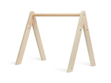Detail van de naturel houten Jollein babygym, stevig baby speelgoed en perfect als stijlvol kraamcadeau.
