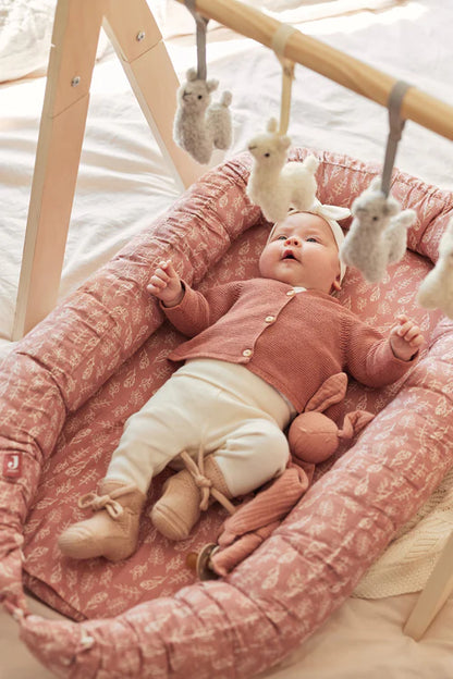 Baby speelt onder naturel houten Jollein babygym met zachte speeltjes, perfect baby cadeau of kraamcadeau.