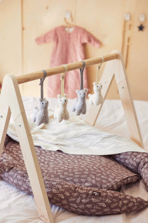Jollein babygym van naturel hout met zachte diertjespeeltjes, leuk baby speelgoed en mooi kraamcadeau.