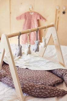 Jollein babygym van naturel hout met zachte diertjespeeltjes, leuk baby speelgoed en mooi kraamcadeau.