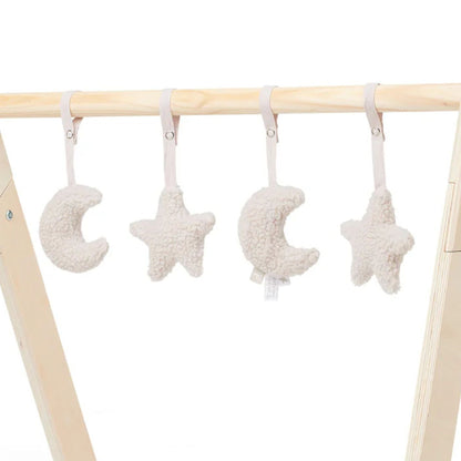 Set van vier beige Jollein babygym moon speeltjes van teddy in sterren- en maantjesvorm, schattig baby speelgoed voor babygym.