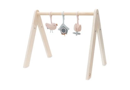 Set van drie Lovely Birds speeltjes van Jollein aan houten babygym, ideaal als kraamcadeau of baby speelgoed.