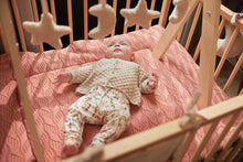 Baby kijkt naar Jollein babygym moon speeltjes in beige ster- en maanvorm, leuk als kraamcadeau of baby cadeau.