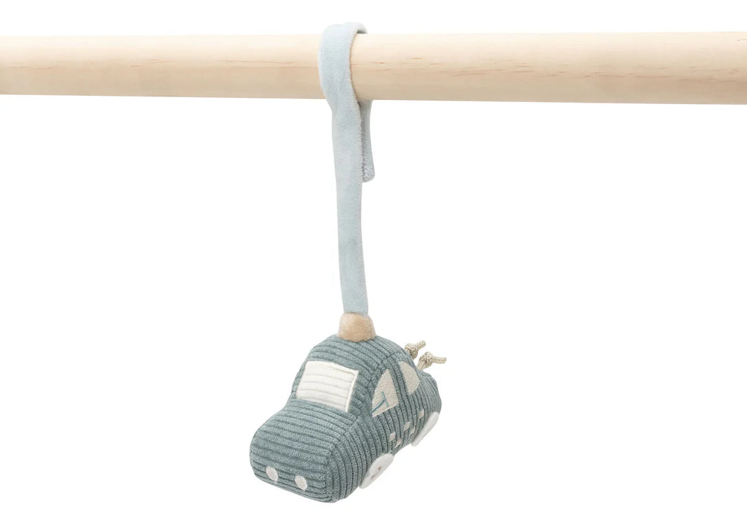 Blauwe ribstof auto uit de Jollein On The Go babygym speeltjes, zacht en veilig baby speelgoed of cadeau.