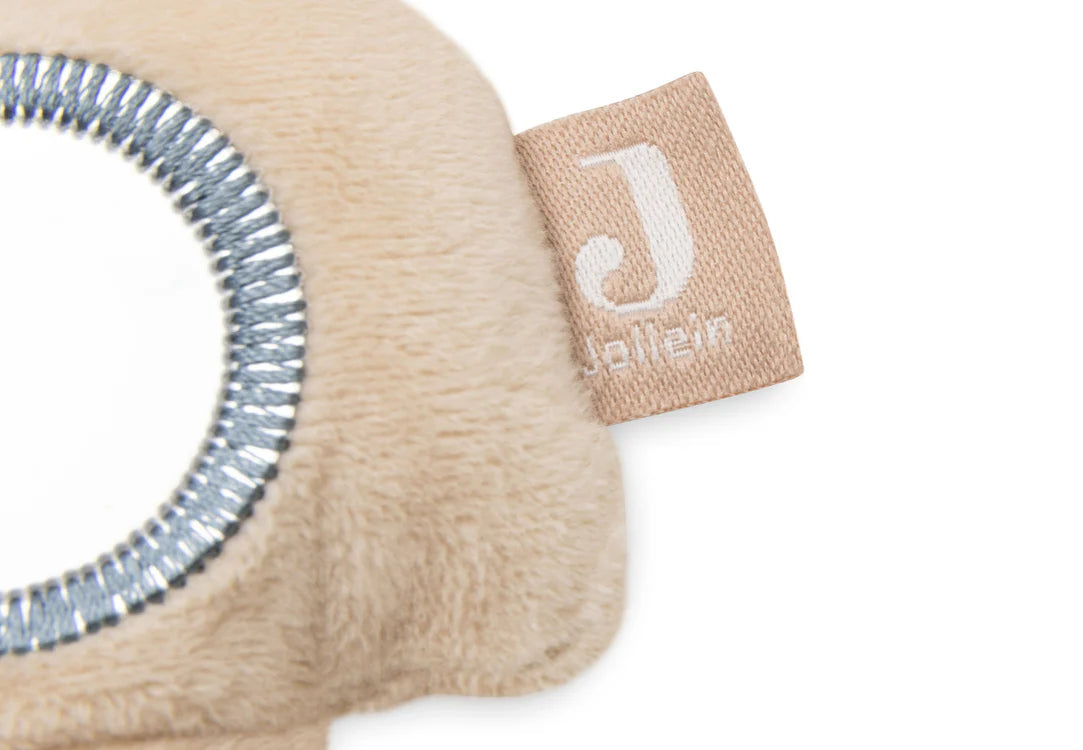 Detailopname van Jollein logo op beige sleutel speeltje met spiegel uit On The Go babygym speeltjes.