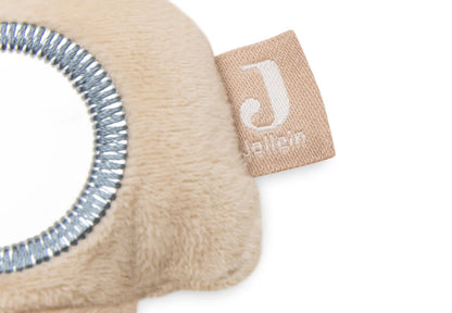Detailopname van Jollein logo op beige sleutel speeltje met spiegel uit On The Go babygym speeltjes.