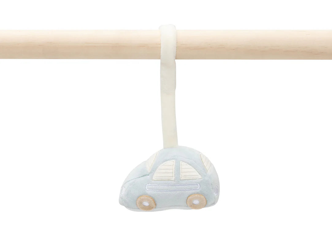Lichtblauw speeltje in auto vorm van Jollein On The Go babygym collectie, zacht en leuk baby cadeau.