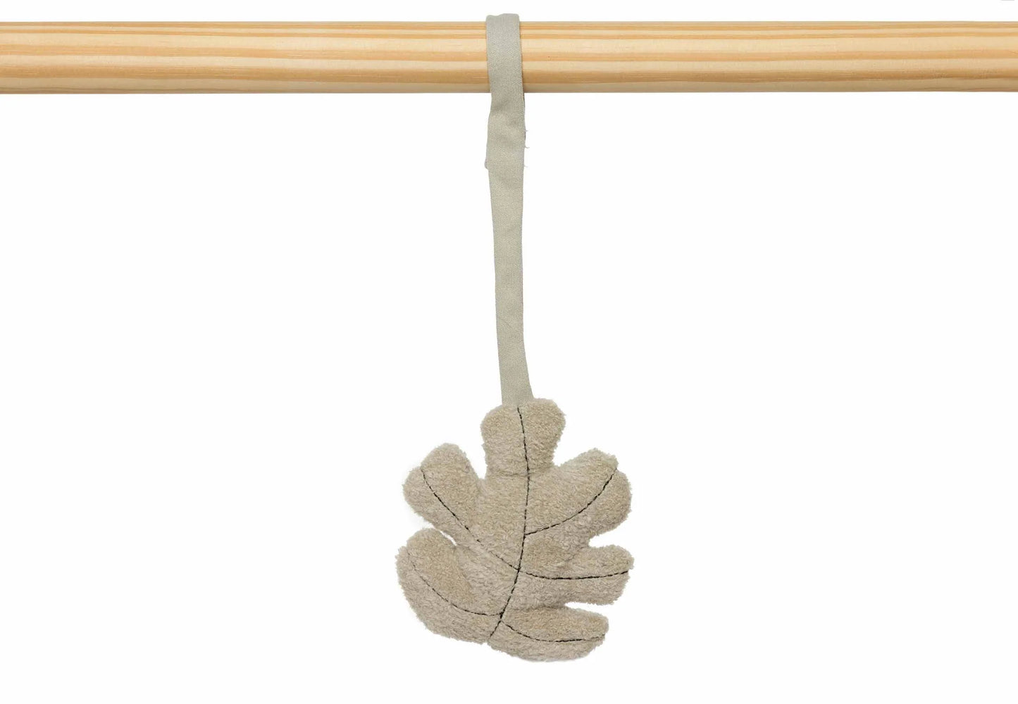 Beige speeltje in bladvorm uit de Jollein Roarsome babygym collectie, zacht baby speelgoed of kraamcadeau.
