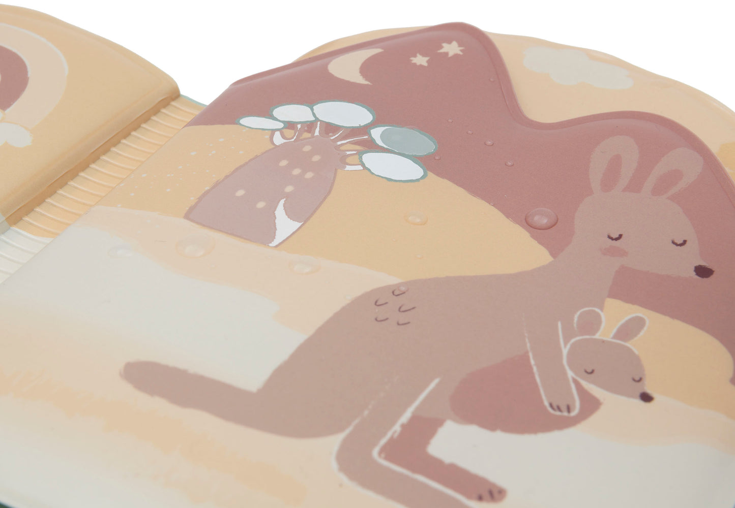 Jollein Magisch Badboekje Kangaroots detailfoto met kangoeroe die slaapt, pastelkleurige illustratie