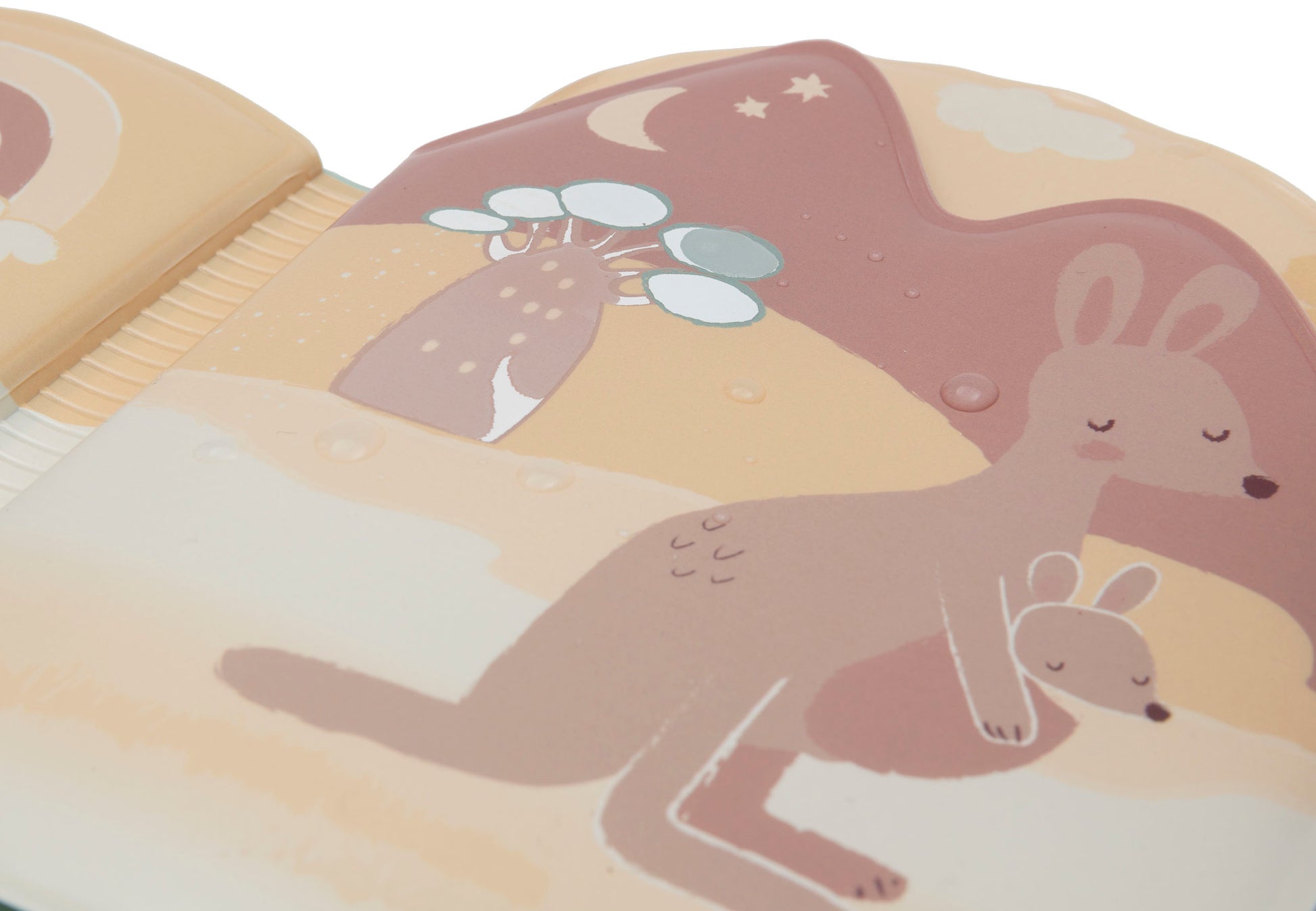 Jollein Magisch Badboekje Kangaroots detailfoto met kangoeroe die slaapt, pastelkleurige illustratie