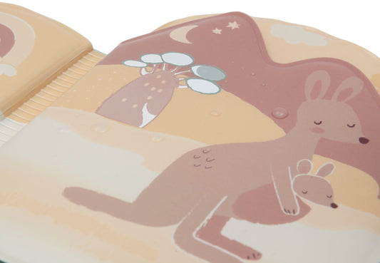 Jollein Magisch Badboekje Kangaroots detailfoto met kangoeroe die slaapt, pastelkleurige illustratie