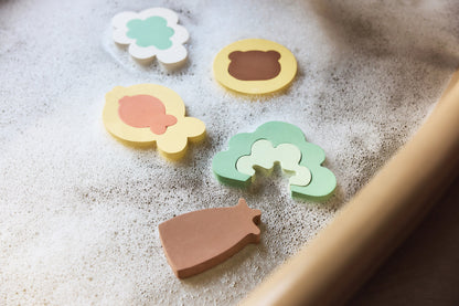 Jollein badpuzzel pastelkleurige foam puzzelstukjes op witte tegelvloer, badspeelgoed schoonmaken
