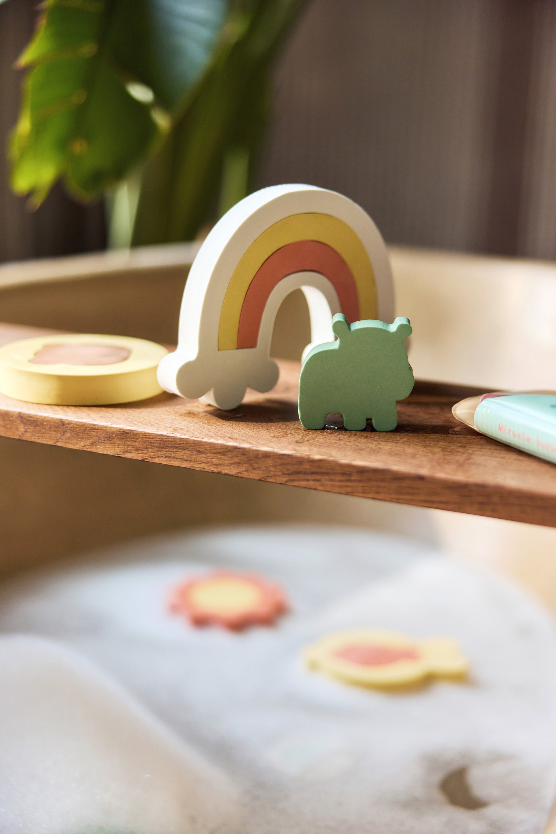 Jollein badpuzzel Foam Kangaroots regenboog en nijlpaard op houten plank tijdens badtijd peuter