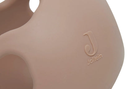 Close-up van Jollein logo op zachte siliconen bijtring bal in biscuitkleur, ideaal box speelgoed.