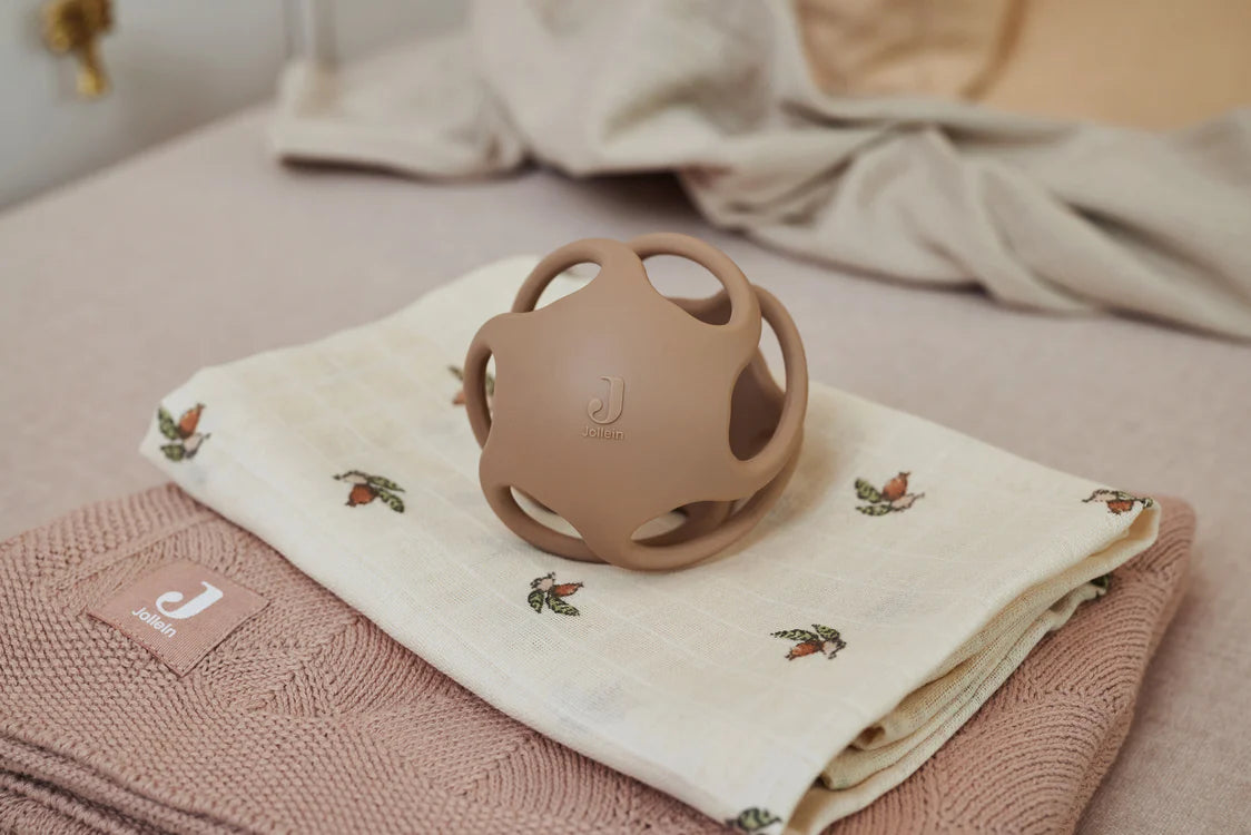 Biscuitkleurige bijtring bal van Jollein op babydekentje en hydrofiel doek, stijlvol baby cadeau of kraamcadeau.