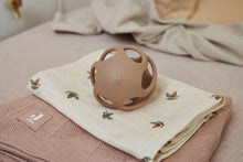 Biscuitkleurige bijtring bal van Jollein op babydekentje en hydrofiel doek, stijlvol baby cadeau of kraamcadeau.