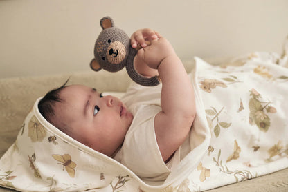 Baby grijpt naar gehaakte Jollein bijtring bear in warme tinten, leuk als baby cadeau of eerste speeltje.
