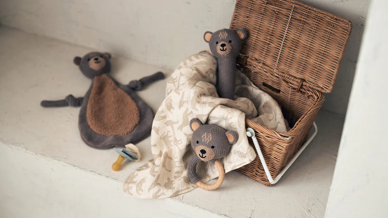 Jollein bijtring bear ligt in mandje naast bijpassende beer en doek, ideaal als decoratief box speelgoed.